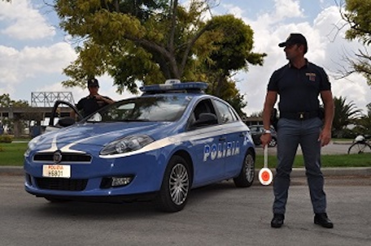 Estate sicura, volanti della polizia di stato in campo per la ... Poliza da stato