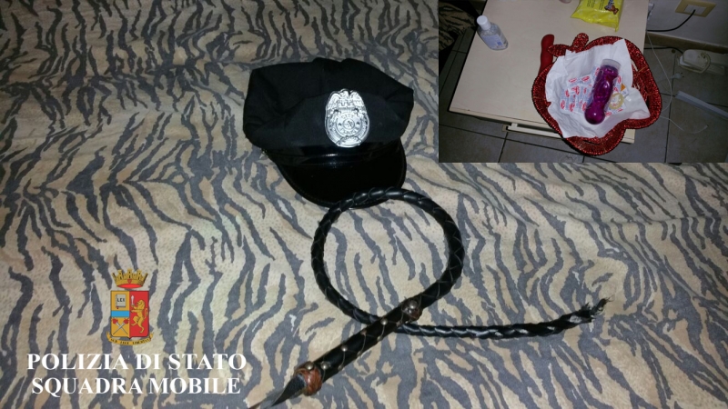 cappello-poliziotto-e-frusta.jpg