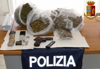 foto-droga-sequestrata-e-pistola.JPG