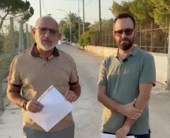 Il-consigliere-Scuderi-con-un-residente-in-via-delle-Mimose.jpg